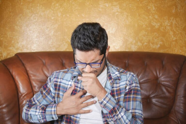 découvrez des méthodes efficaces pour arrêter la toux rapidement et retrouver votre confort respiratoire en un rien de temps.