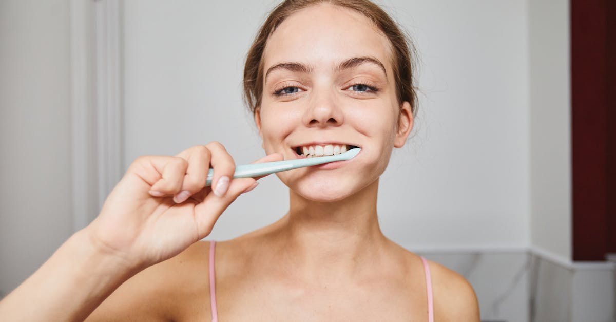 découvrez comment l'huile de coco peut aider à blanchir vos dents naturellement, tout en renforçant votre santé bucco-dentaire grâce à ses propriétés antibactériennes.