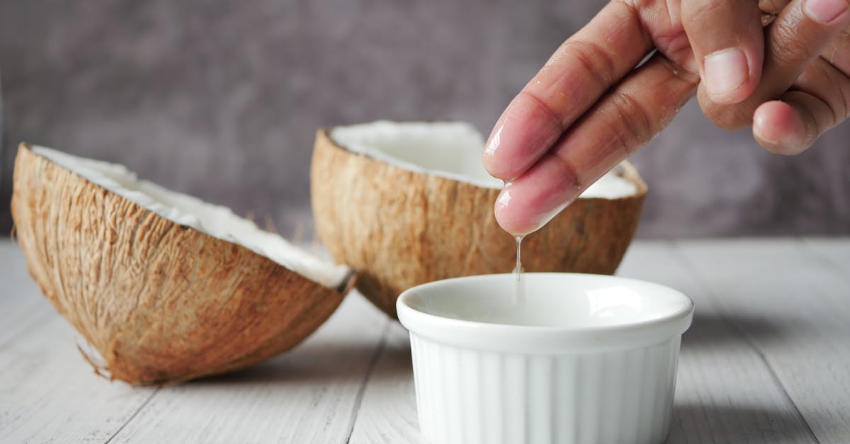 découvrez comment l'huile de coco peut blanchir vos dents naturellement, en éliminant les taches et en renforçant l'émail pour un sourire éclatant et sain.