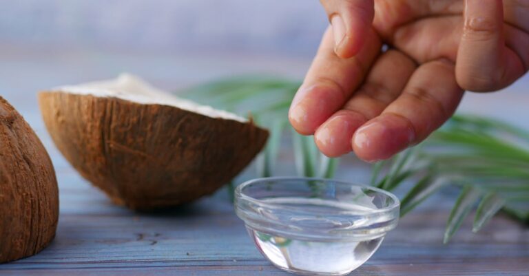 découvrez les bienfaits de l'huile de coco pour un blanchiment naturel des dents, une méthode efficace et respectueuse de votre sourire.