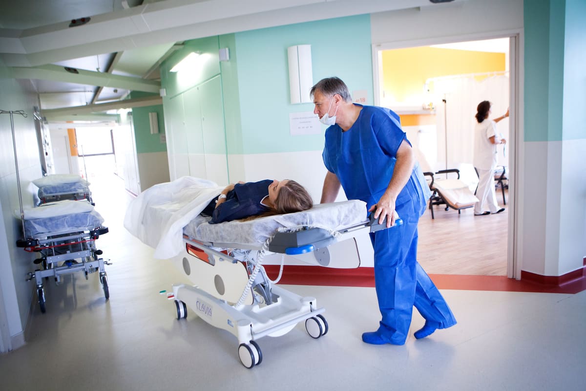 devenir brancardier : guide complet 2025 pour comprendre le métier, les formations, les compétences requises et les débouchés.