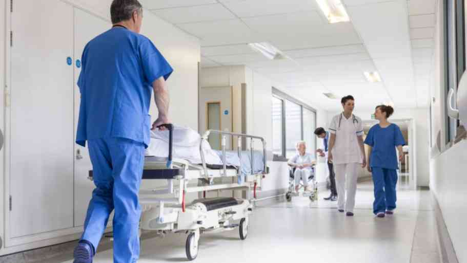 découvrez notre guide 2025 pour devenir brancardier : formations, missions, compétences et débouchés pour réussir dans cette profession essentielle du secteur médical.