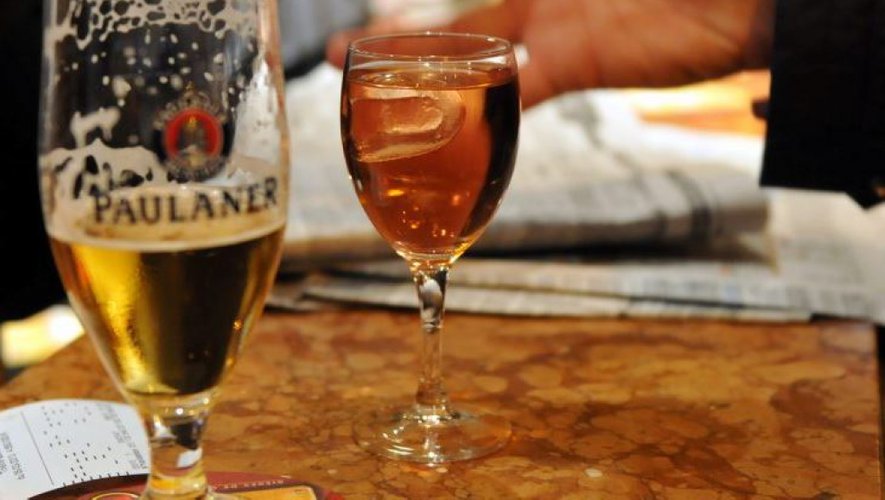 découvrez comment convertir les grammes d’alcool en nombre de verres standard pour mieux contrôler votre consommation d’alcool.