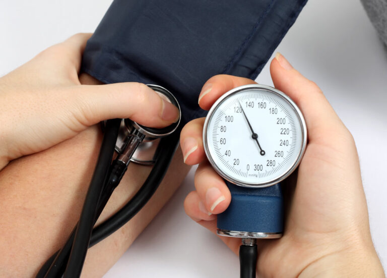 découvrez comment lire efficacement votre tension artérielle en 2025 grâce à nos conseils pratiques et outils modernes pour suivre votre santé cardiovasculaire.
