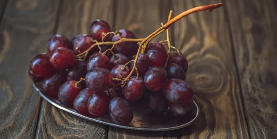 découvrez les méfaits potentiels du raisin sur la santé et les précautions à prendre pour une consommation équilibrée.