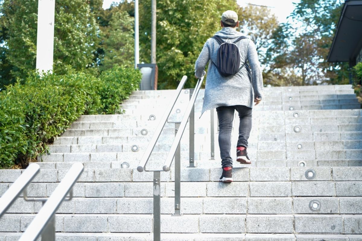 découvrez quand il est possible de monter les escaliers après une hystérectomie, avec des conseils pour une récupération sécurisée et efficace.